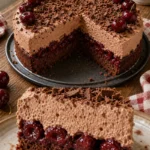 Schokoladenkirschtorte mit Kirschen und Schokoladenglasur