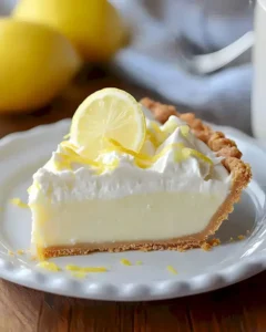 Süßes Lemonen-Eisbox-Pie mit frischen Zitronen und einer knusprigen Kruste.