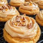 Süßkartoffel-Honeybun-Cookies mit warmen Gewürzen auf einem Teller