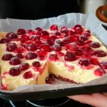 Süßsauer Kirschkuchen mit saftigen Kirschen und leckerem Teig.