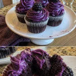 Violette Kuchencupcakes mit Pflaumenbuttercreme auf einem Teller