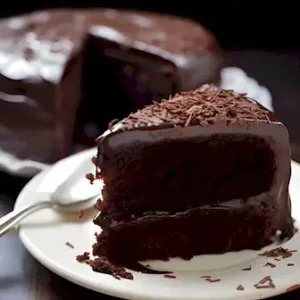 Weiches Schokoladenfudge mit Milch, frisch zubereitet und verführerisch süß.