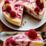 Zitronen-Himbeer-Swirl-Käsekuchen auf einem Teller, köstlich angerichtet.