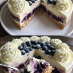 Blaubeer Mascarpone Torte auf einem eleganten Teller dekoriert mit frischen Beeren