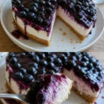 Leckerer Blaubeer-Quarkkuchen frisch aus dem Ofen mit Blaubeeren und Quark.