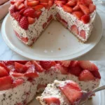 Erdbeer-Stracciatella-Torte Rezept mit frischen Erdbeeren und Schokolade