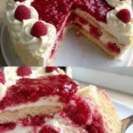 Leckere Himbeertorte mit frischen Himbeeren und Sahne