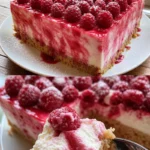 Himmlischer Himbeer-Käsekuchen mit frischen Himbeeren und cremigem Käsekuchenbelag