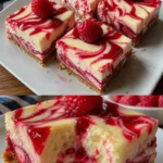 Käsekuchen-Dessertbar mit Himbeer-Swirl auf einem rustikalen Holztisch.