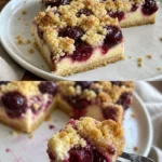 Käsekuchen mit Kirschen auf einem Teller serviert