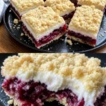 Käsekuchen mit Kirschen und knusprigem Streuselteig auf einem Teller