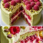 Himmlische Pistazien Torte auf einem Teller mit verzierten Pistazienkernen.