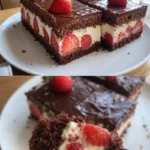 Saftige Erdbeer-Donauwelle auf einem Teller, dekoriert mit frischen Erdbeeren.