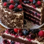 Schoko Waldfruchttorte mit frischen Waldfrüchten und Schokolade