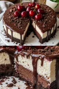 Schwarzwälder Käsekuchen Rezept cremig 5 Cremiger Schwarzwälder Käsekuchen auf einem Teller serviert