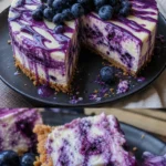 Blaubeer Käsekuchen mit weißer Schokolade auf einem Teller serviert