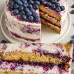 Blaubeertorte mit Frischkäse und Biskuit auf einem weißen Teller