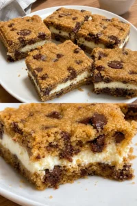 Chocolate Chip Cheesecake Bars 2 Schokoladenstückchen Cheesecake Bars auf einem Teller, frisch gebacken.