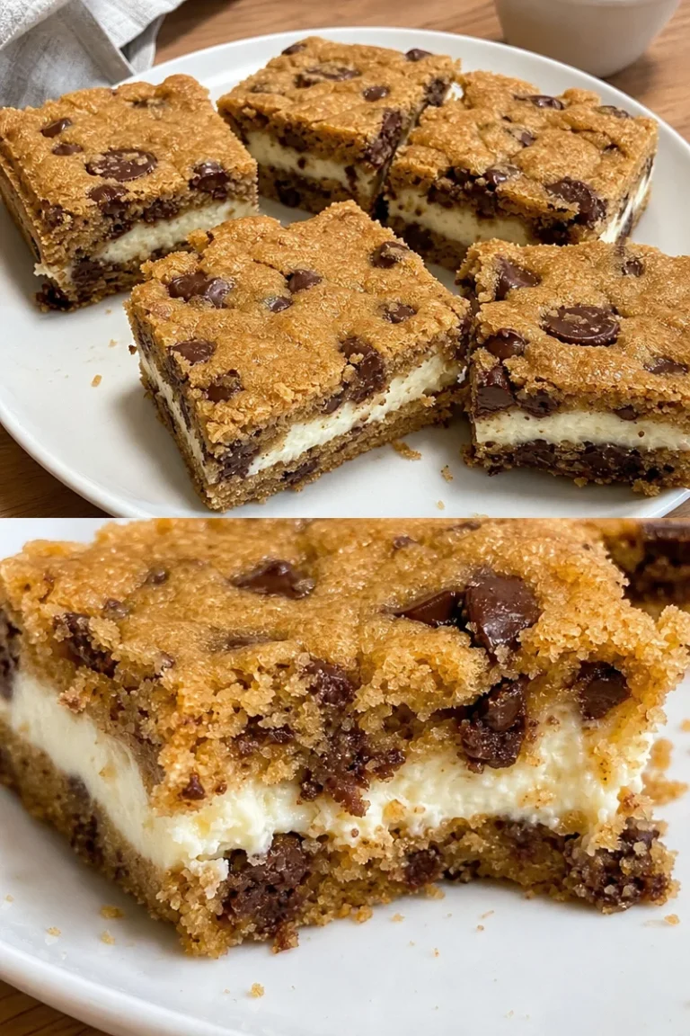Schokoladenstückchen Cheesecake Bars auf einem Teller, frisch gebacken.