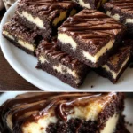 Frischkäse-Brownies auf einem Teller, frisch gebacken und dekoriert.
