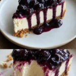 Leckerer Heidelbeer-Cheesecake auf einem Teller serviert.