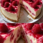 Himbeer Cheesecake mit Schmand auf einem Teller serviert