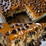 Karamell-Schokoladenstückchen-Cheesecake mit Schokoladensoße