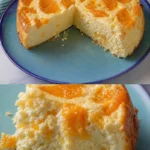 Leckereition Käsekuchen auf einem Teller, dekoriert mit Früchten und Sahne.