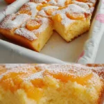Saftiger Mandarinen-Buttermilchkuchen vom Blech auf einem Teller serviert.