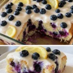 Zitronen-Blaubeer-Kuchen mit cremigem Cheesecake-Topping auf einem Teller