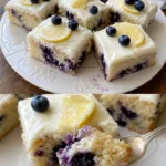 Zitronen-Blaubeerkuchen frisch gebacken auf einem Teller