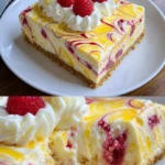 Zitronen-Himbeer-Marmor-Käsekuchen auf einem Teller, dekoriert mit frischen Himbeeren.