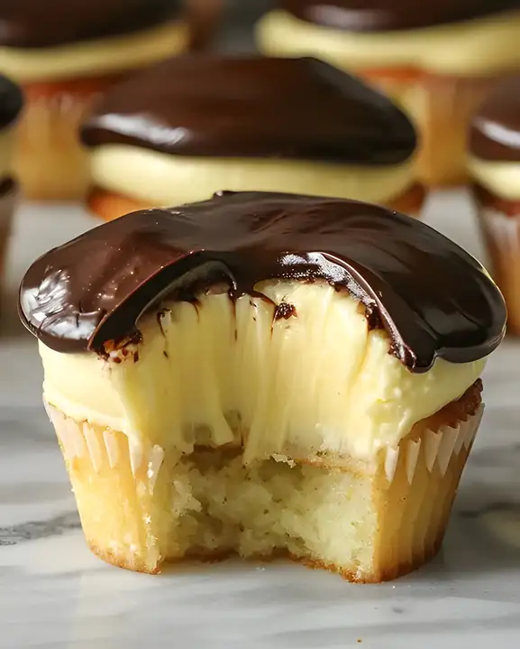 Boston Cream Pie Cupcakes: Einfaches Rezept 3 Boston Cream Pie Cupcakes: Einfaches Rezept