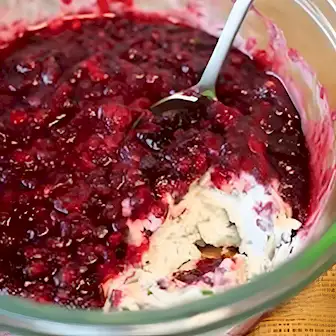 Herzhafter Käse-Dip mit süßer Himbeerschicht