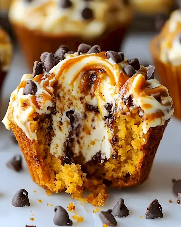 Saftige Kürbis-Schoko-Muffins mit cremiger Frischkäsefüllung 3 Saftige Kürbis-Schoko-Muffins mit cremiger Frischkäsefüllung