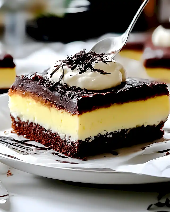 Schokokuchen mit Eierlikörcreme: Saftiges Rezept vom Blech 3 Schokokuchen mit Eierlikörcreme: Saftiges Rezept vom Blech